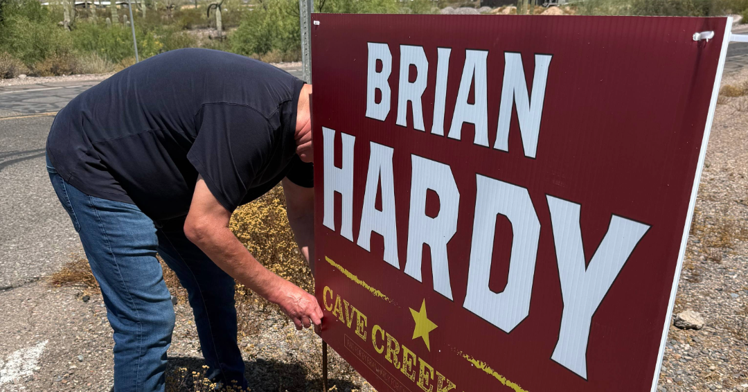 Brian Hardy Cave Creek Mayor placing campaign sign in Cave Creek Arizona